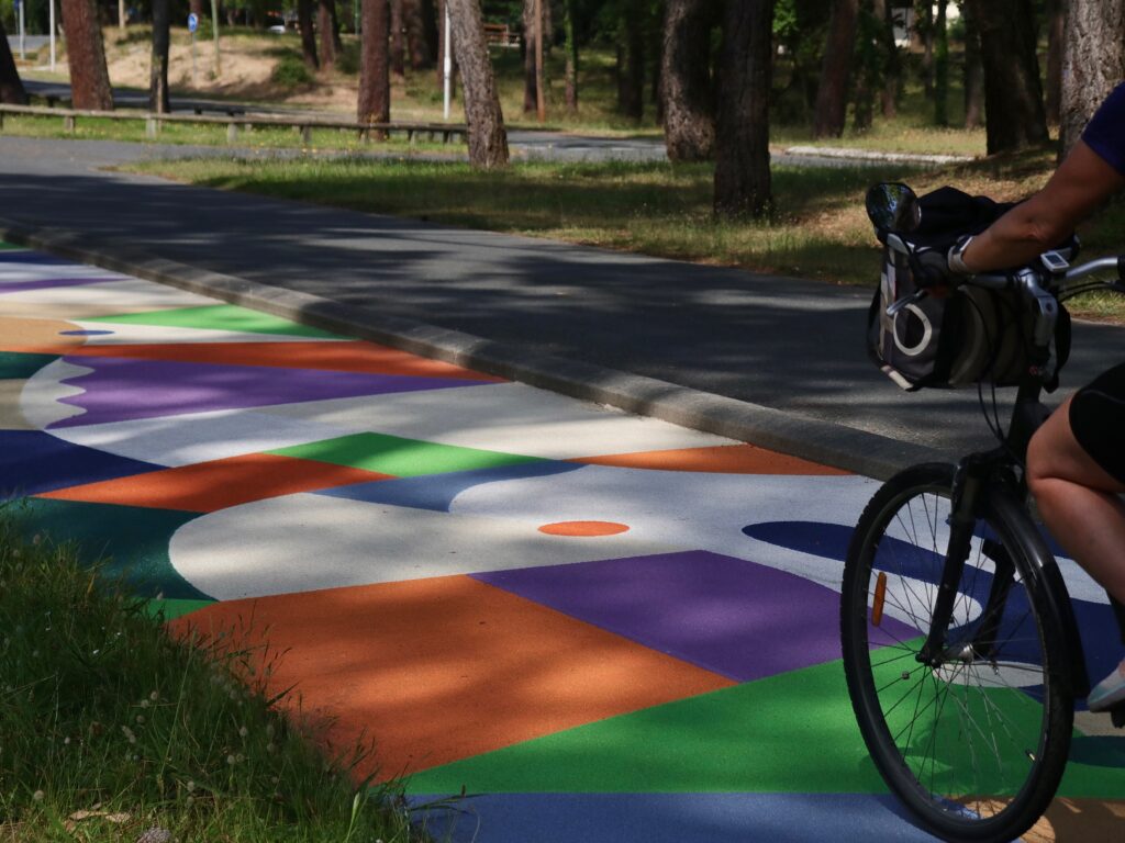 Tu roules sur l'art velodyssee fresque au sol peinture urbaine